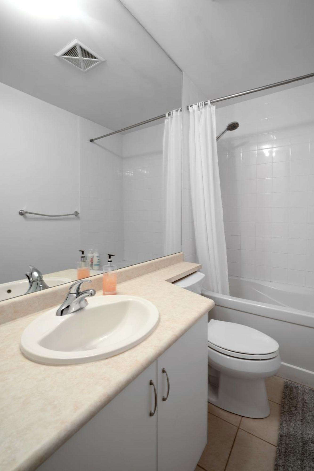 Downtown Toronto 1 Bdrm Condo With Parking And Views מראה חיצוני תמונה